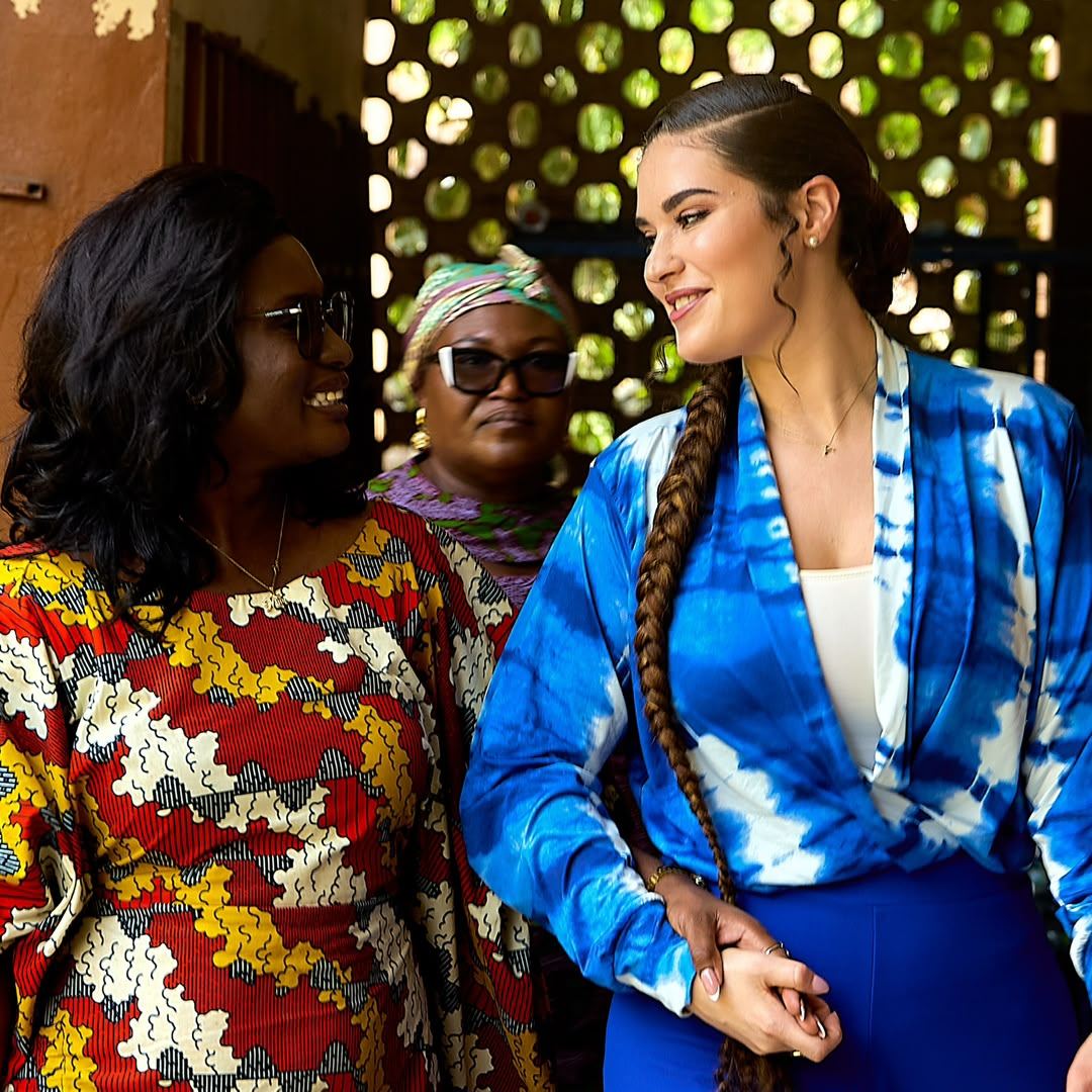 Shalimar Abbiusi in conversation with two women at a community gathering