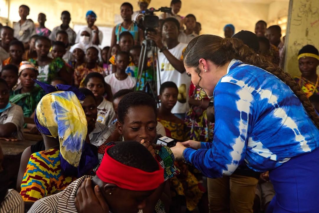 Shalimar Abbiusi in conversation with a woman at a community meeting