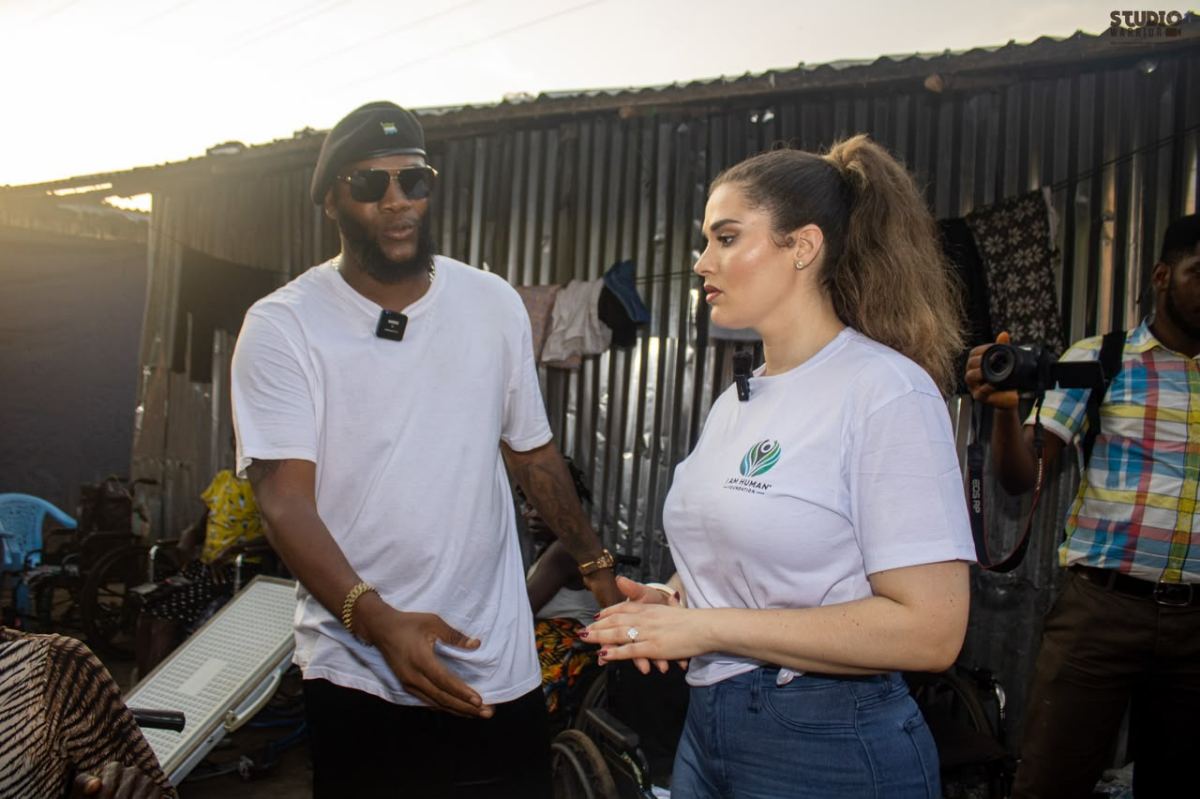 Shalimar Abbiusi speaking with a man during a street outreach
