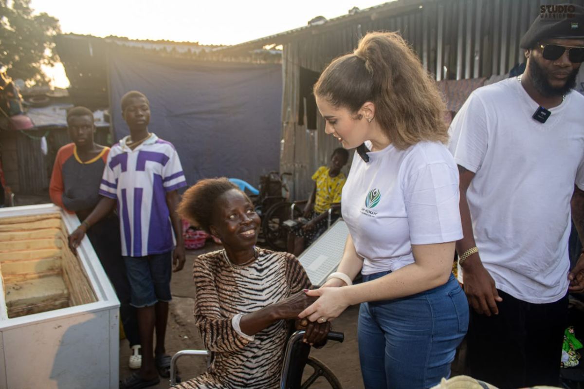 Shalimar Abbiusi speaking with a woman at her roadside stall